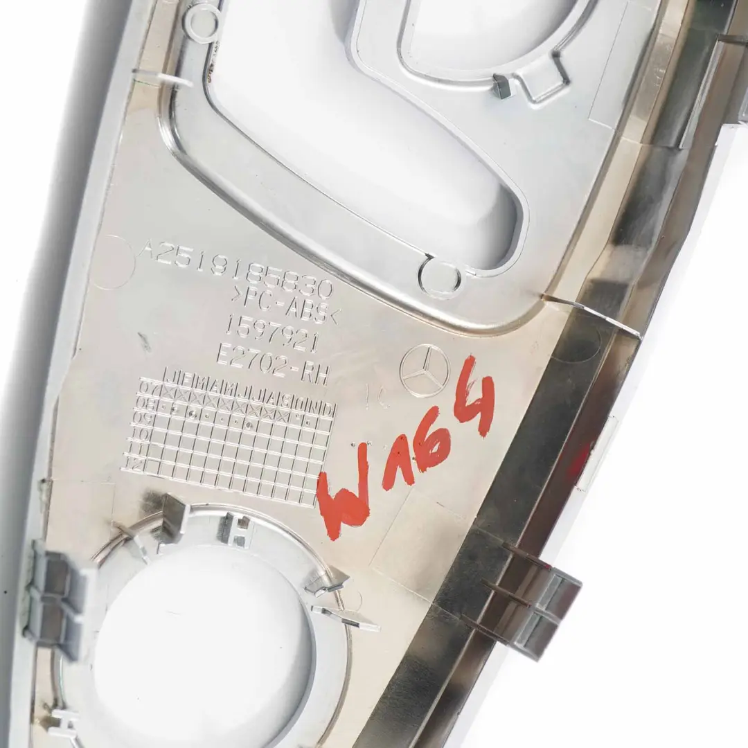 Coprisedili anteriori Mercedes W164 Rivestimento esterno destro per con numero di parte A2519185830 Coprisedili anteriori Mercedes W164 Rivestimento esterno destro - SKU A2519185830 - Numero di parte A2519185830