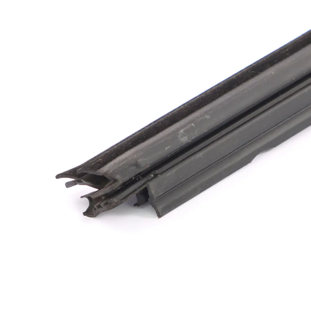 Joint d'étanchéité de vitre avant droite pour Mercedes X253 à propos du numéro de pièce A2537252601 Mercedes X253 Joint d'étanchéité de vitre avant droite - SKU A2537252601 - Numéro de pièce A2537252601