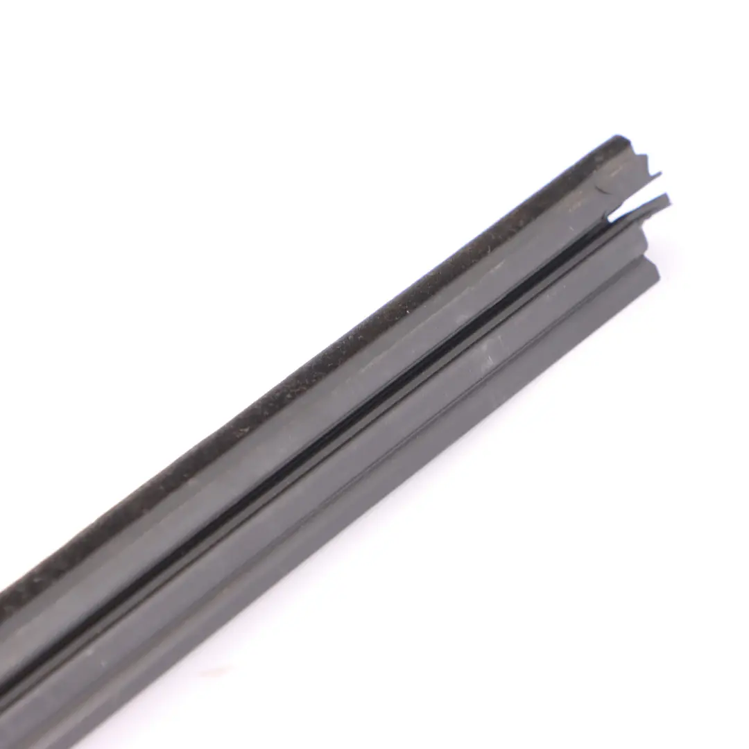 Tira de sellado interno ventana delantera derecha para Mercedes X253 con número de pieza A2537252601 Mercedes X253 Tira de sellado interno ventana delantera derecha - SKU A2537252601 - Número de pieza A2537252601