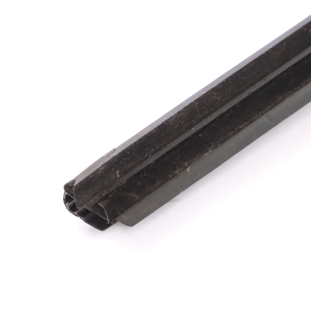 Tira de sellado interno ventana delantera derecha para Mercedes X253 con número de pieza A2537252601 Mercedes X253 Tira de sellado interno ventana delantera derecha - SKU A2537252601 - Número de pieza A2537252601