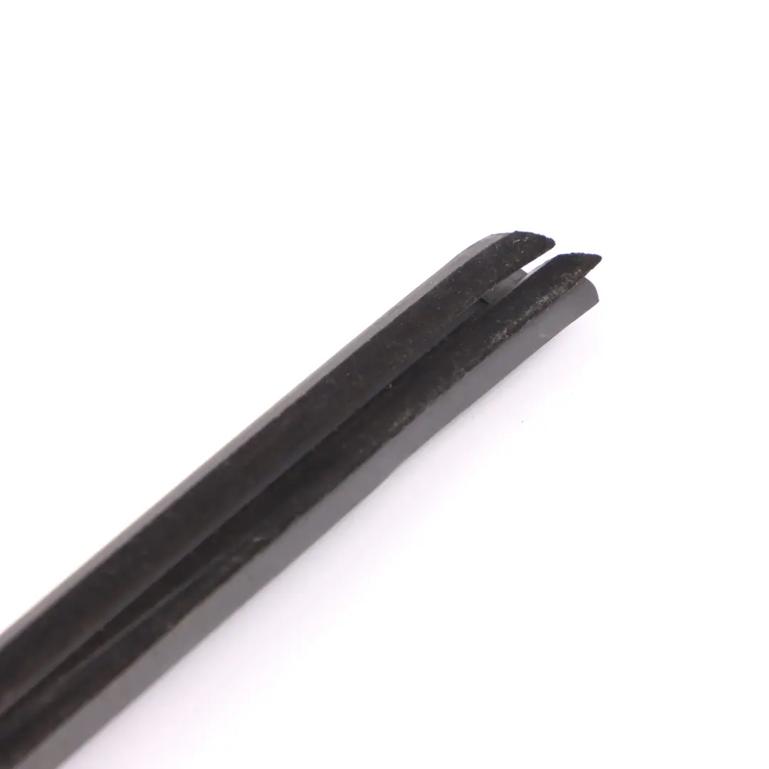 Joint d'étanchéité de vitre avant droite pour Mercedes X253 à propos du numéro de pièce A2537252601 Mercedes X253 Joint d'étanchéité de vitre avant droite - SKU A2537252601 - Numéro de pièce A2537252601