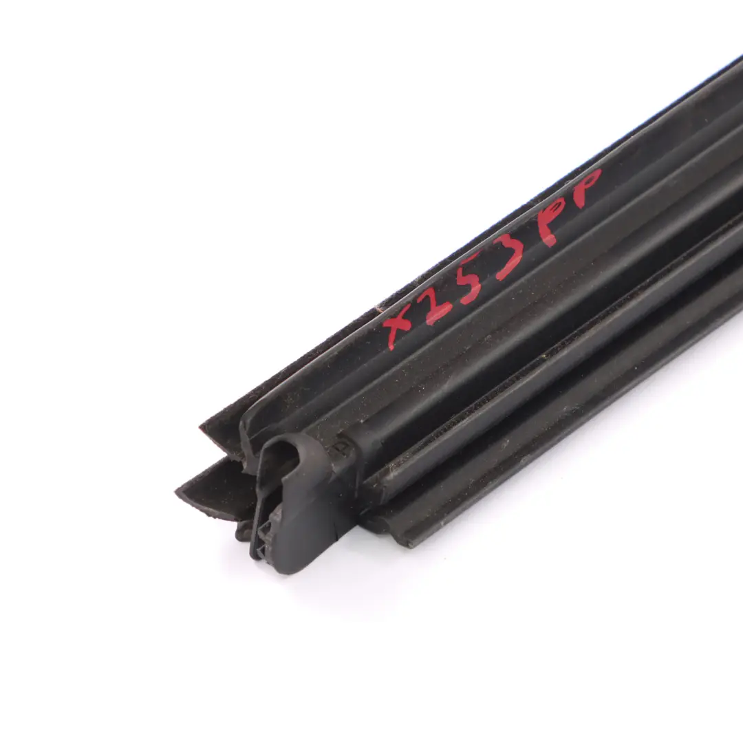 Tira de sellado interno ventana delantera derecha para Mercedes X253 con número de pieza A2537252601 Mercedes X253 Tira de sellado interno ventana delantera derecha - SKU A2537252601 - Número de pieza A2537252601