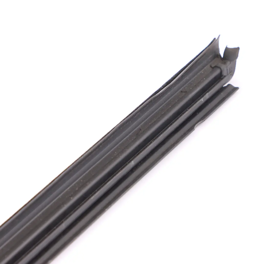 Mercedes X253 Joint d'étanchéité de vitre avant droite - SKU A2537252601 - Numéro de pièce A2537252601