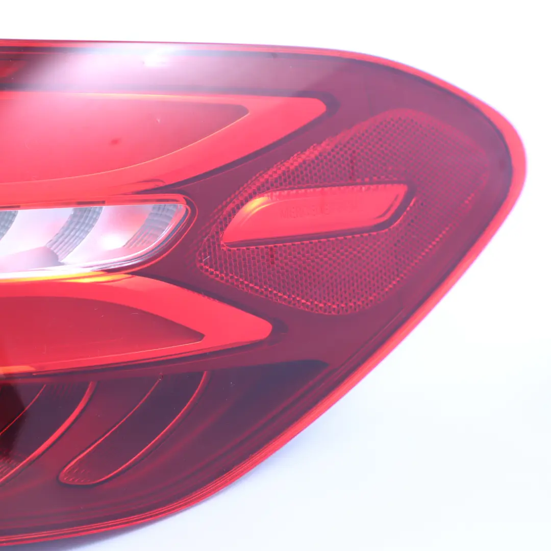 W253 Lampa Tylna Prawa Prawy Tył do Mercedes GLC X253 o numerze A2539061000 Mercedes GLC X253 W253 Lampa Tylna Prawa Prawy Tył - SKU A2539061000 - Numer Części A2539061000
