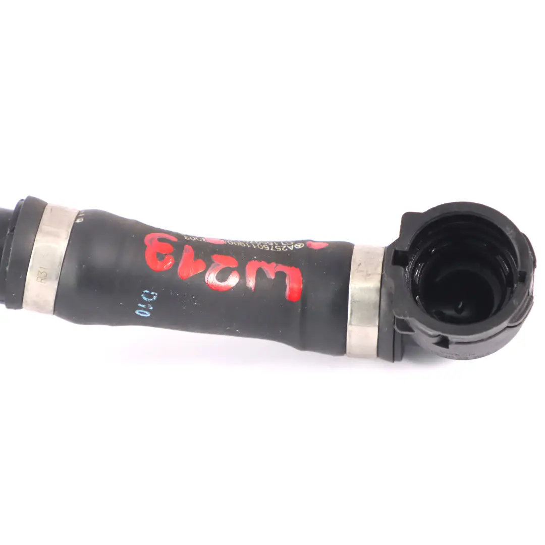 Tubo refrigerante Mercedes W213 C238 OM256 Serbatoio espansione Linea radiatore per con numero di parte A2575011900 Tubo refrigerante Mercedes W213 C238 OM256 Serbatoio espansione Linea radiatore - SKU A2575011900 - Numero di parte A2575011900