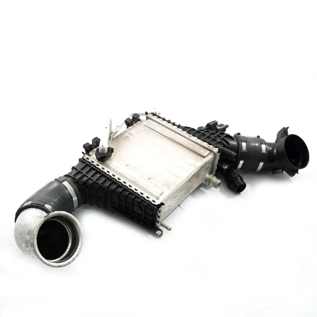 M264 Radiatore carica dell'aria per Intercooler Mercedes W205 W213 C238 con numero di parte A2640905300 Intercooler Mercedes W205 W213 C238 M264 Radiatore carica dell'aria - SKU A2640905300 - Numero di parte A2640905300