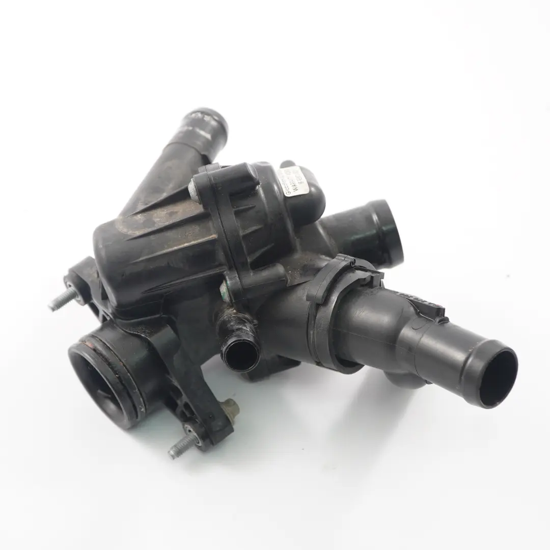 M270 Carcasa del termostato del refrigerante para Mercedes C117 W176 W246 con número de pieza A2702000615 Mercedes C117 W176 W246 M270 Carcasa del termostato del refrigerante - SKU A2702000615 - Número de pieza A2702000615