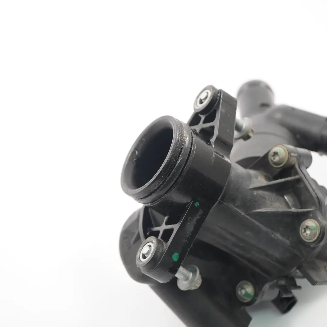 M270 Carcasa del termostato del refrigerante para Mercedes C117 W176 W246 con número de pieza A2702000615 Mercedes C117 W176 W246 M270 Carcasa del termostato del refrigerante - SKU A2702000615 - Número de pieza A2702000615