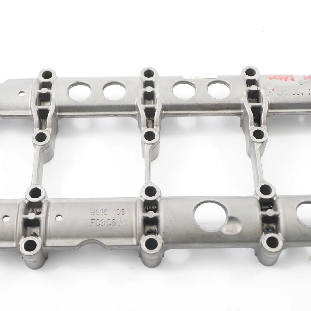 Benziner M271 Nockenwellen Lagerhalter Obere Abdeckung für Mercedes SLK R171 mit Teilenummer A2710510902 Mercedes SLK R171 Benziner M271 Nockenwellen Lagerhalter Obere Abdeckung - SKU A2710510902 - Teilenummer A2710510902