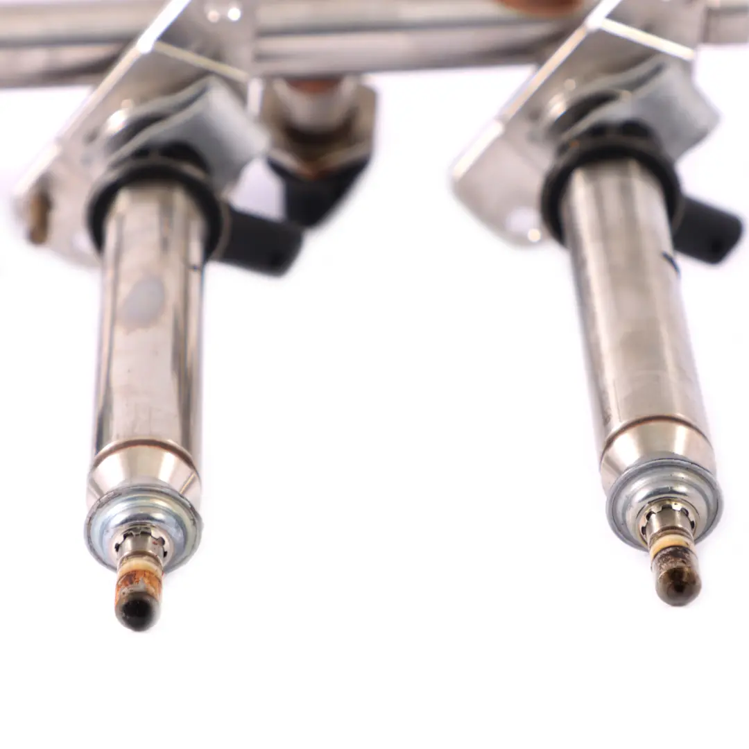 M274 Benzina Iniezione Rail Iniettore per Mercedes W205 con numero di parte A2740700995 Mercedes W205 M274 Benzina Iniezione Rail Iniettore - SKU A2740700995 - Numero di parte A2740700995