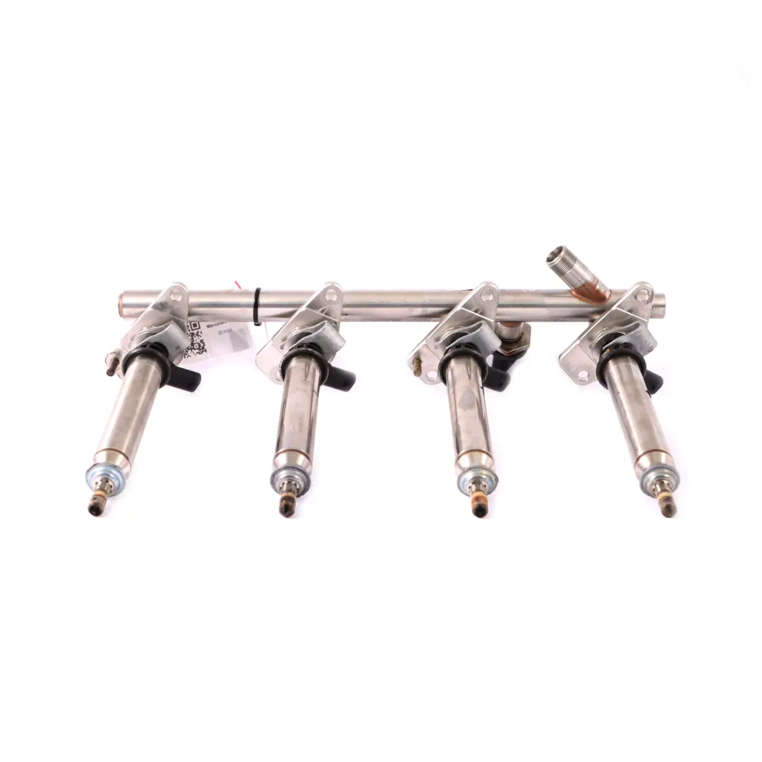 M274 Benzina Iniezione Rail Iniettore per Mercedes W205 con numero di parte A2740700995 Mercedes W205 M274 Benzina Iniezione Rail Iniettore - SKU A2740700995 - Numero di parte A2740700995