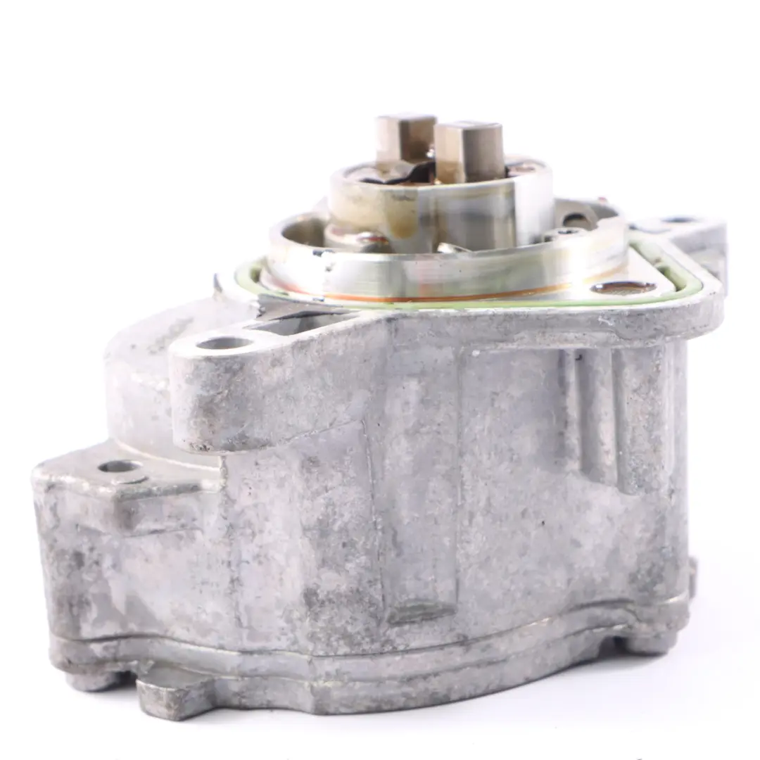 Vacuum Pump Mercedes W177 C118 CLA 200 Petrol OM282.914 to with Part number A2820900005 Vacuum Pump Mercedes W177 C118 CLA 200 Petrol OM282.914 - SKU A2820900005 - Part number A2820900005