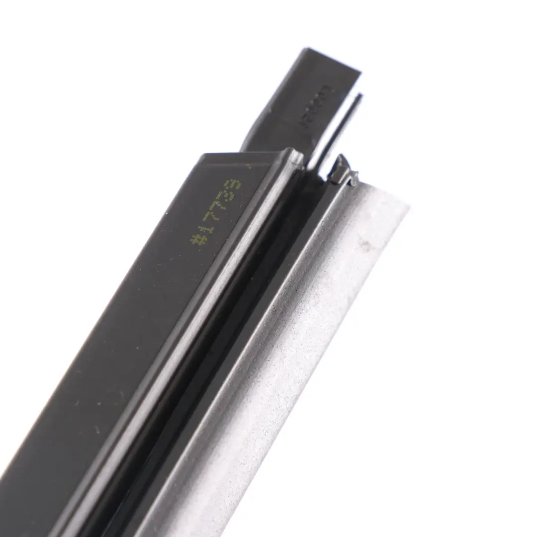 ML350 W166 Fenêtre porte arrière droite Joint d'étanchéité pour Mercedes à propos du numéro de pièce A2927350465 Mercedes ML350 W166 Fenêtre porte arrière droite Joint d'étanchéité - SKU A2927350465 - Numéro de pièce A2927350465