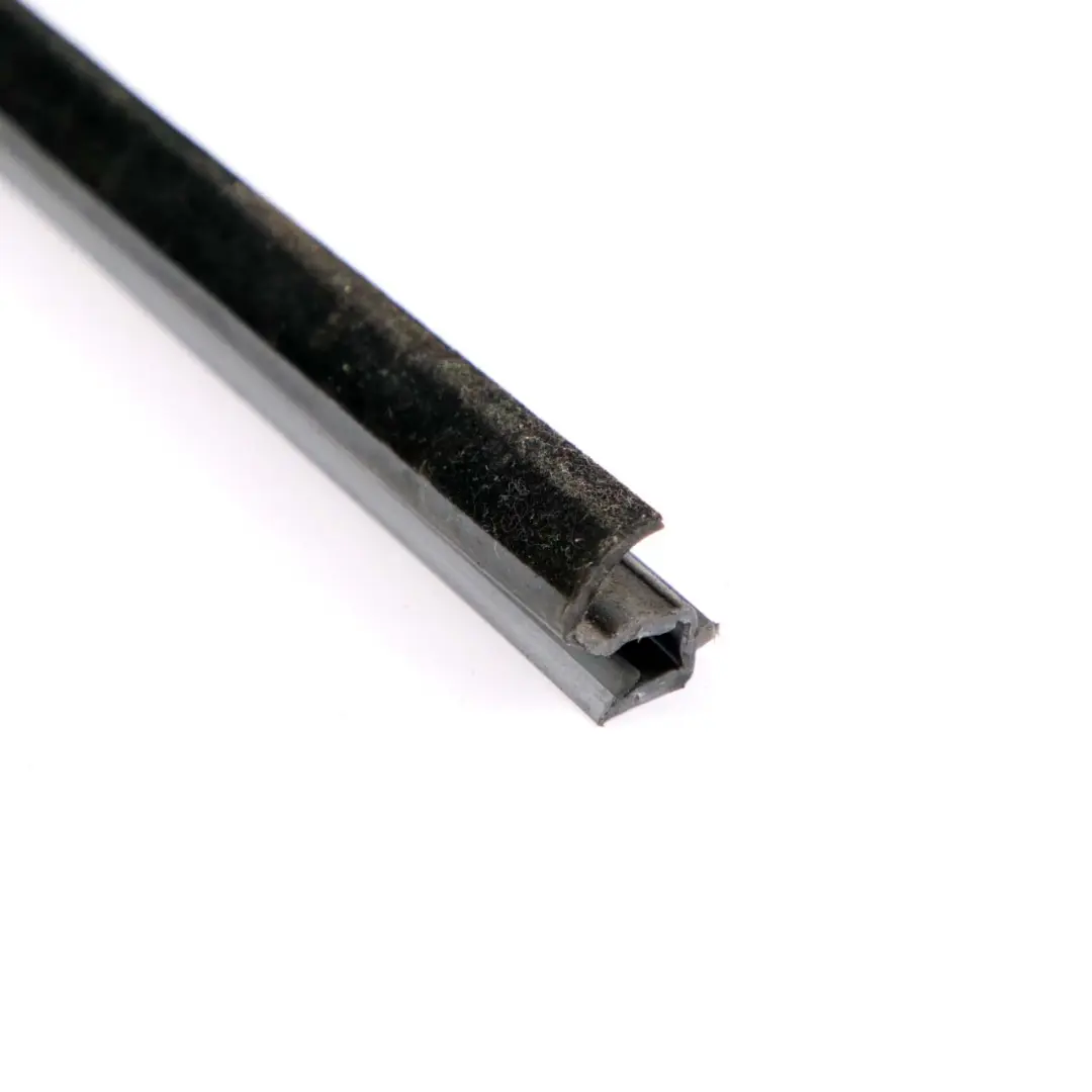 Striscia di tenuta della guida anteriore destra nero per Mercedes W415 con numero di parte A4157250065 Mercedes W415 Striscia di tenuta della guida anteriore destra nero - SKU A4157250065 - Numero di parte A4157250065