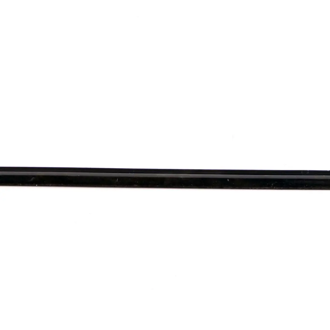 Striscia di tenuta della guida anteriore destra nero per Mercedes W415 con numero di parte A4157250065 Mercedes W415 Striscia di tenuta della guida anteriore destra nero - SKU A4157250065 - Numero di parte A4157250065