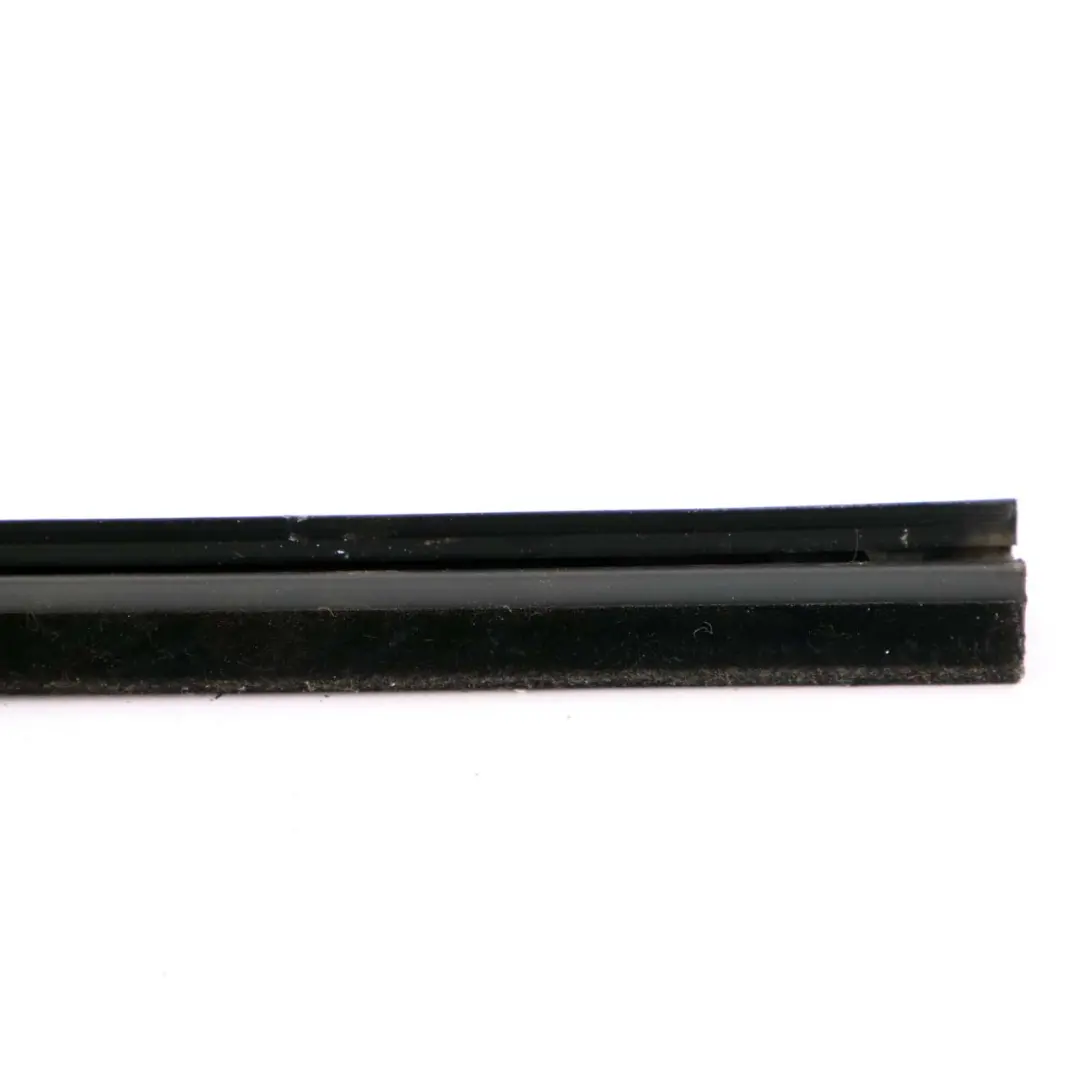 Mercedes W415 Citan Bande d'étanchéité de vitre avant gauche Noir - SKU A4157250165 - Numéro de pièce A4157250165