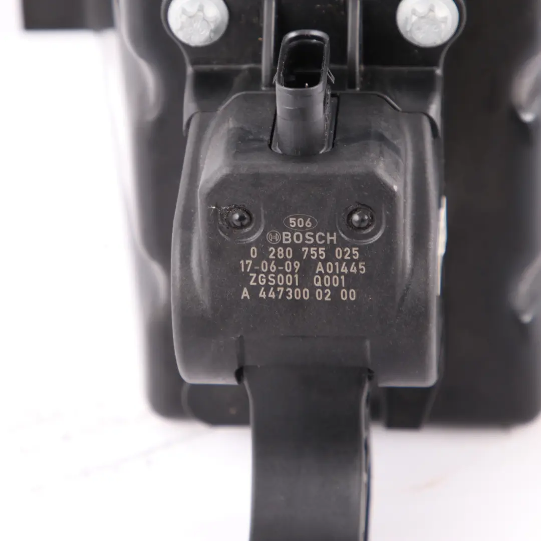 Accelerator Throttle Pedal Unit Manual W447 to Mercedes W639 W906 with Part number A4473000200 Mercedes W639 W906 Accelerator Throttle Pedal Unit Manual W447 - SKU A4473000200 - Part number A4473000200