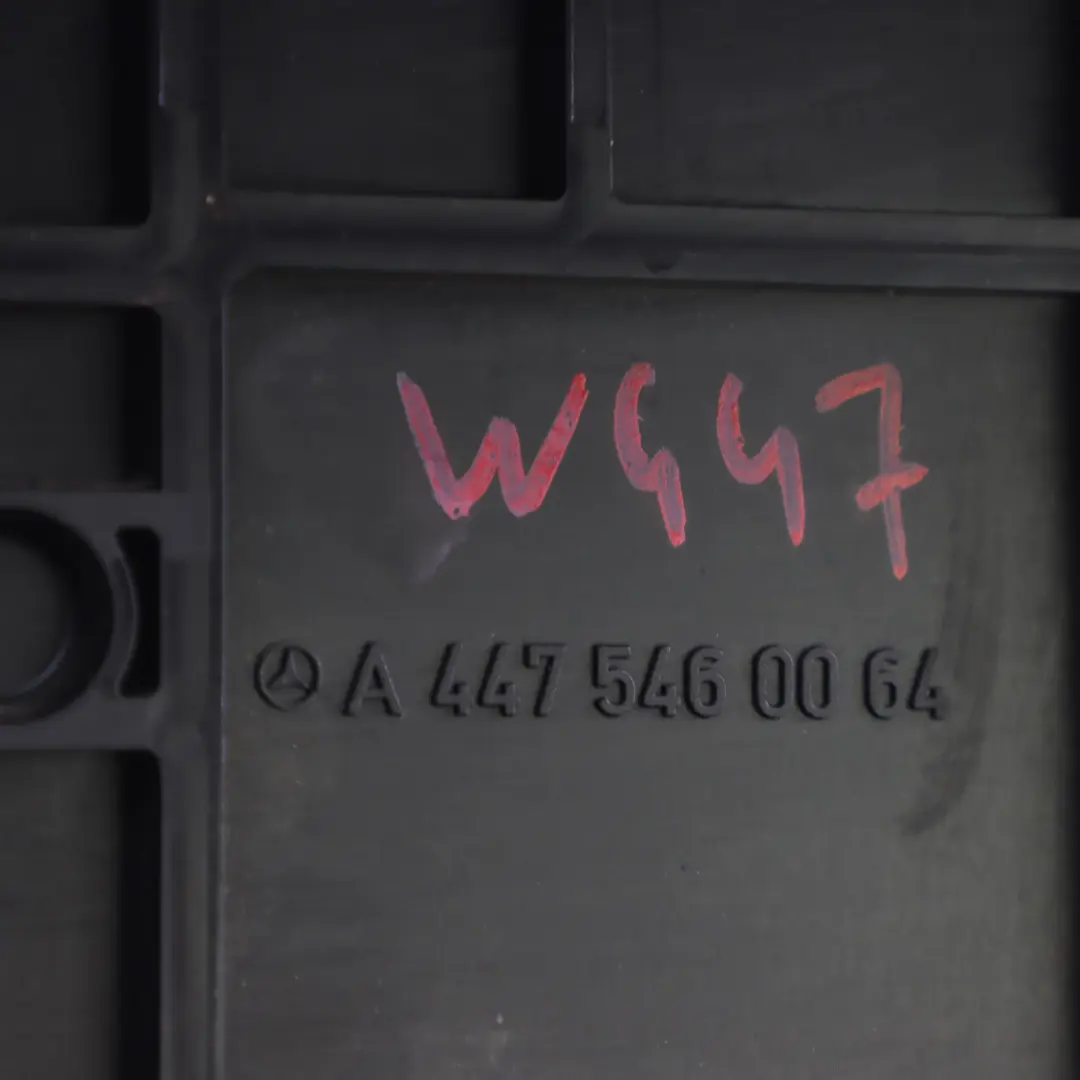 Pokrywa Osłona Skrzynki Bezpieczników do Mercedes W447 o numerze A4475460064 Mercedes W447 Pokrywa Osłona Skrzynki Bezpieczników - SKU A4475460064 - Numer Części A4475460064