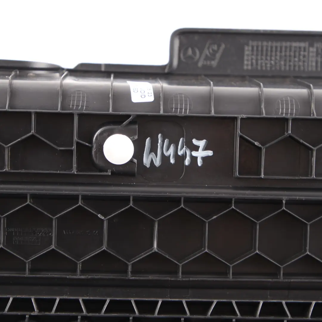 Embellecedor del umbral la puerta delantera izquierda para Mercedes W447 con número de pieza A4476801506 Mercedes W447 Embellecedor del umbral la puerta delantera izquierda - SKU A4476801506 - Número de pieza A4476801506