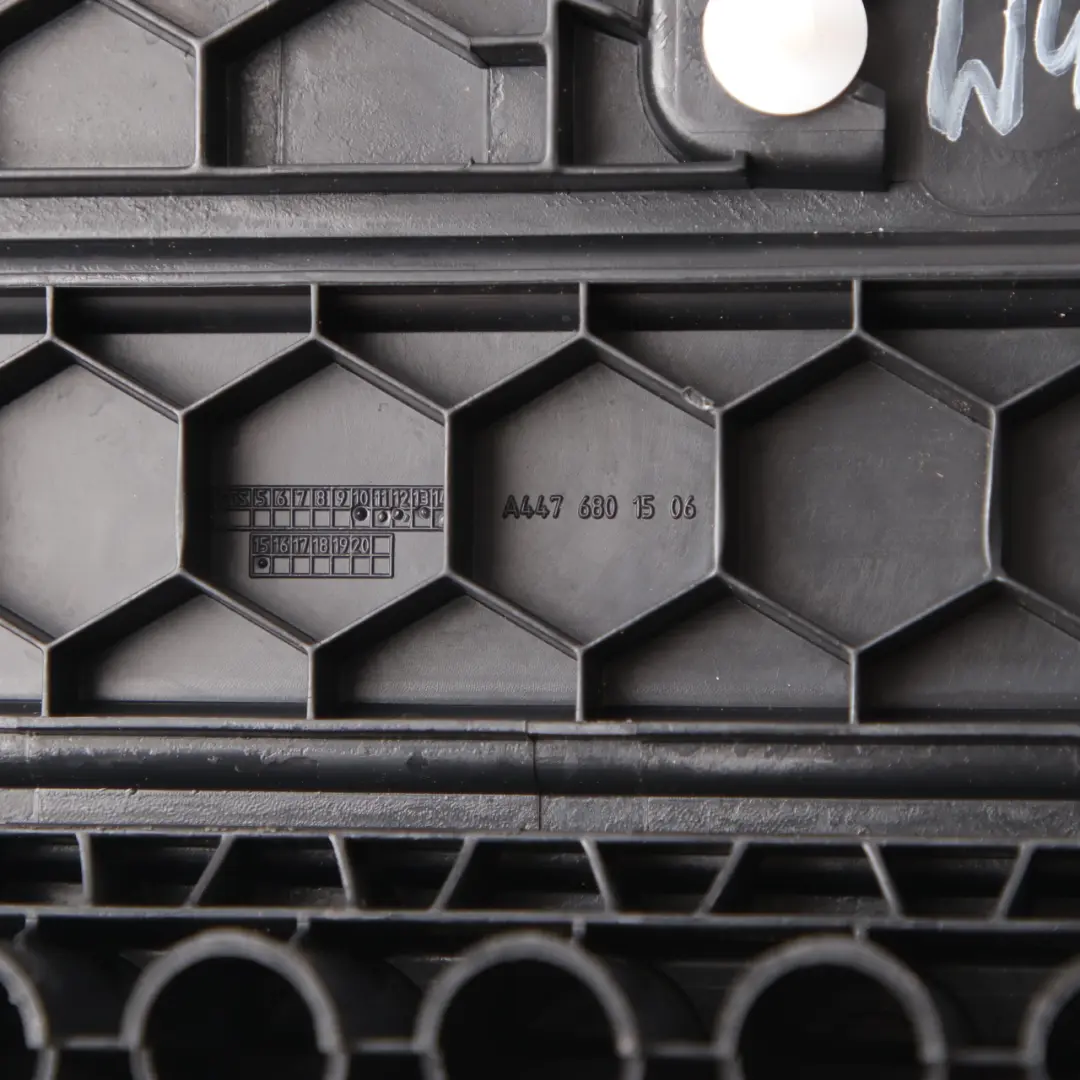 Embellecedor del umbral la puerta delantera izquierda para Mercedes W447 con número de pieza A4476801506 Mercedes W447 Embellecedor del umbral la puerta delantera izquierda - SKU A4476801506 - Número de pieza A4476801506