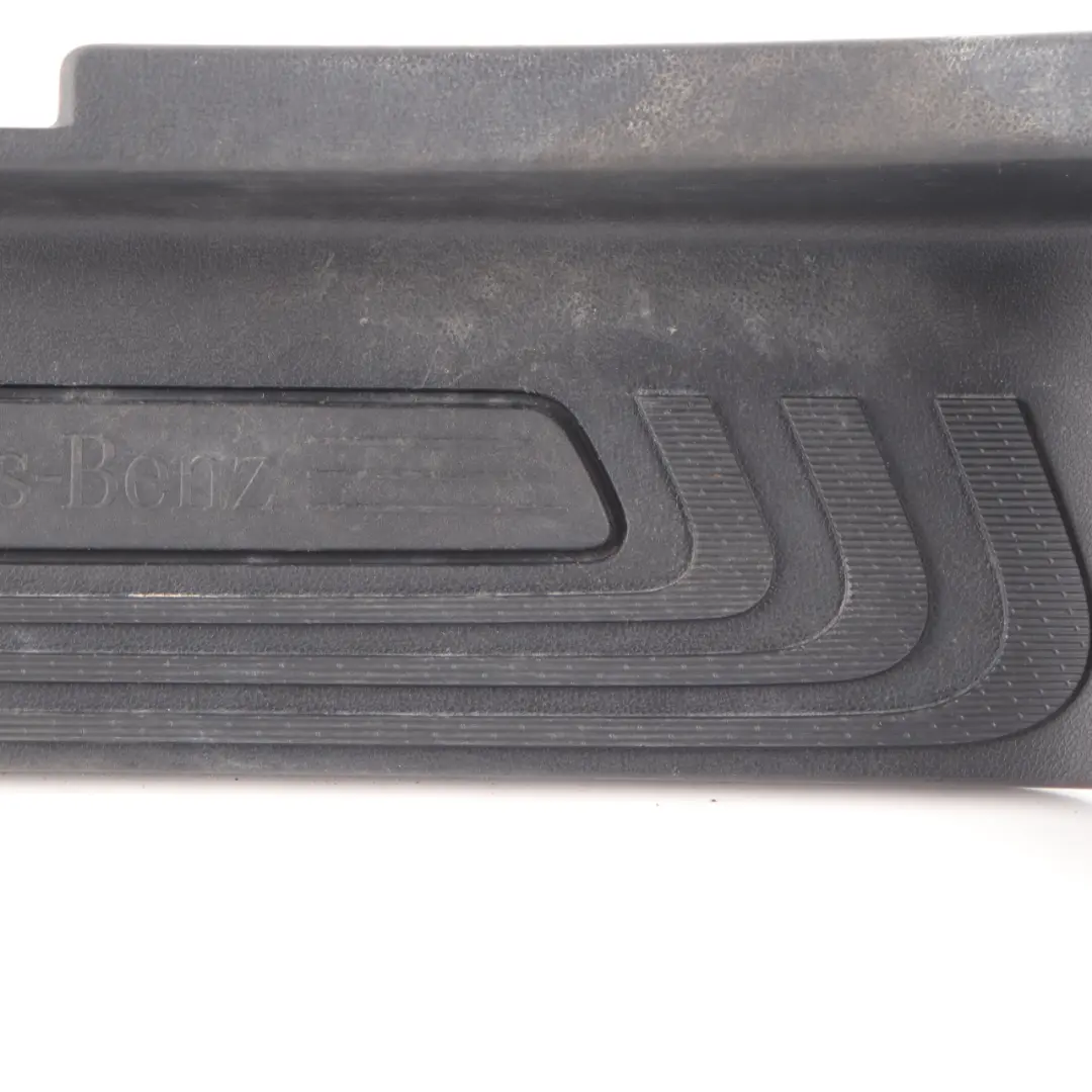 Plaque d'accès à la porte avant droite pour Mercedes W447 à propos du numéro de pièce A4476801606 Mercedes W447 Plaque d'accès à la porte avant droite - SKU A4476801606 - Numéro de pièce A4476801606