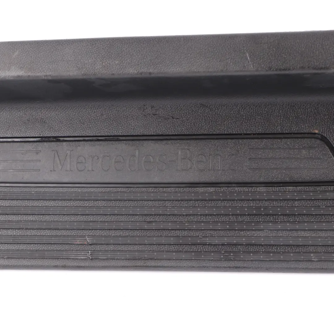 Mercedes W447 Plaque d'accès à la porte avant droite - SKU A4476803206 - Numéro de pièce A4476803206