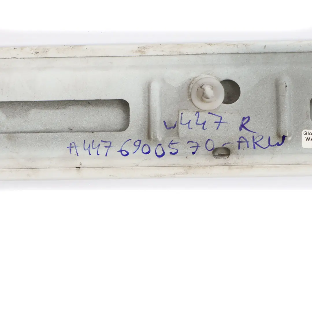 Listwa Osłona Prowadnicy Drzwi Prawa Biała do Mercedes Vito W447 o numerze A4476900570 Mercedes Vito W447 Listwa Osłona Prowadnicy Drzwi Prawa Biała - SKU A4476900570-ARW - Numer Części A4476900570