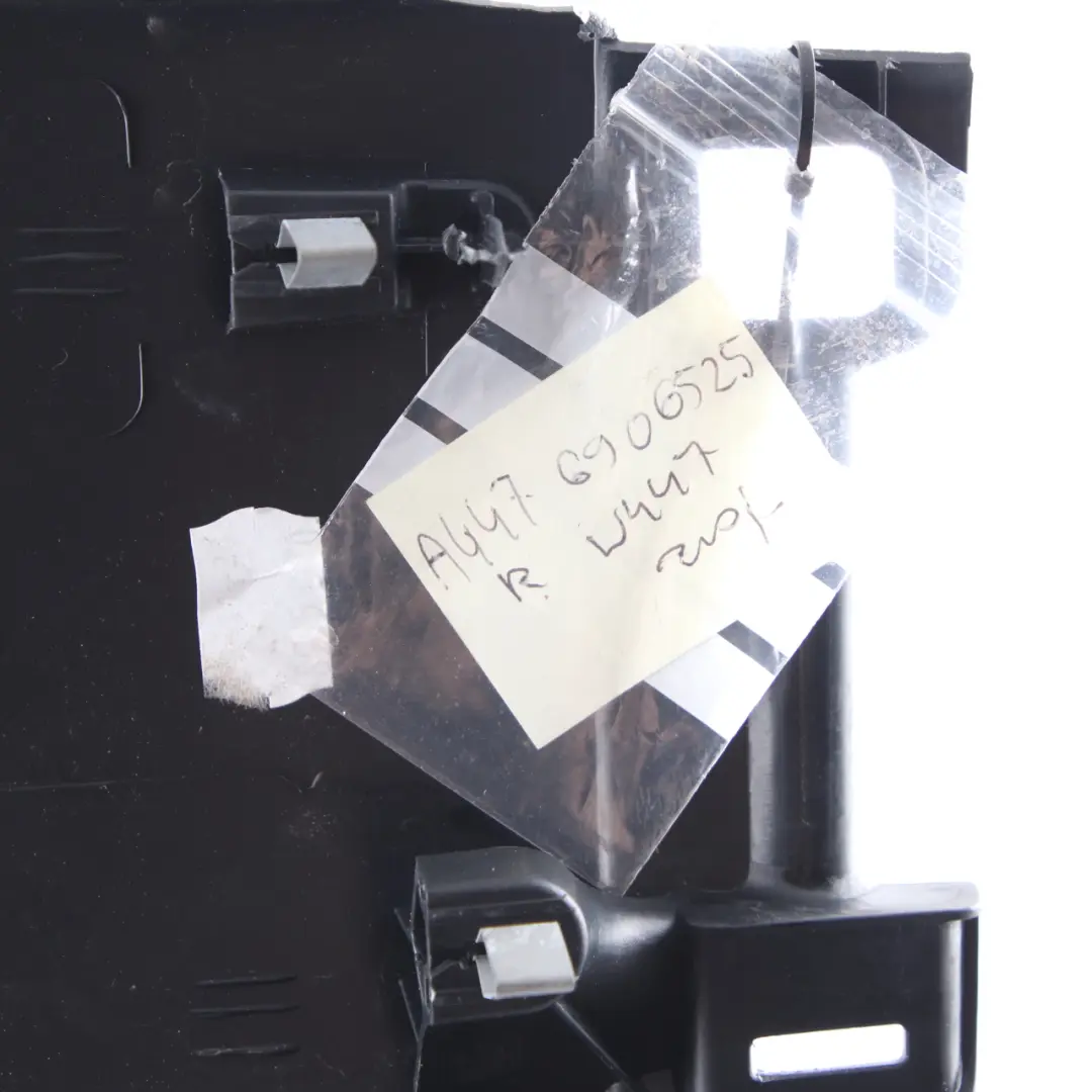 Verkleidung Abdeckung B-Säule Rechts Innenraum Unterteil für Mercedes W447 mit Teilenummer A4476929103 Mercedes W447 Verkleidung Abdeckung B-Säule Rechts Innenraum Unterteil - SKU A4476929103 - Teilenummer A4476929103