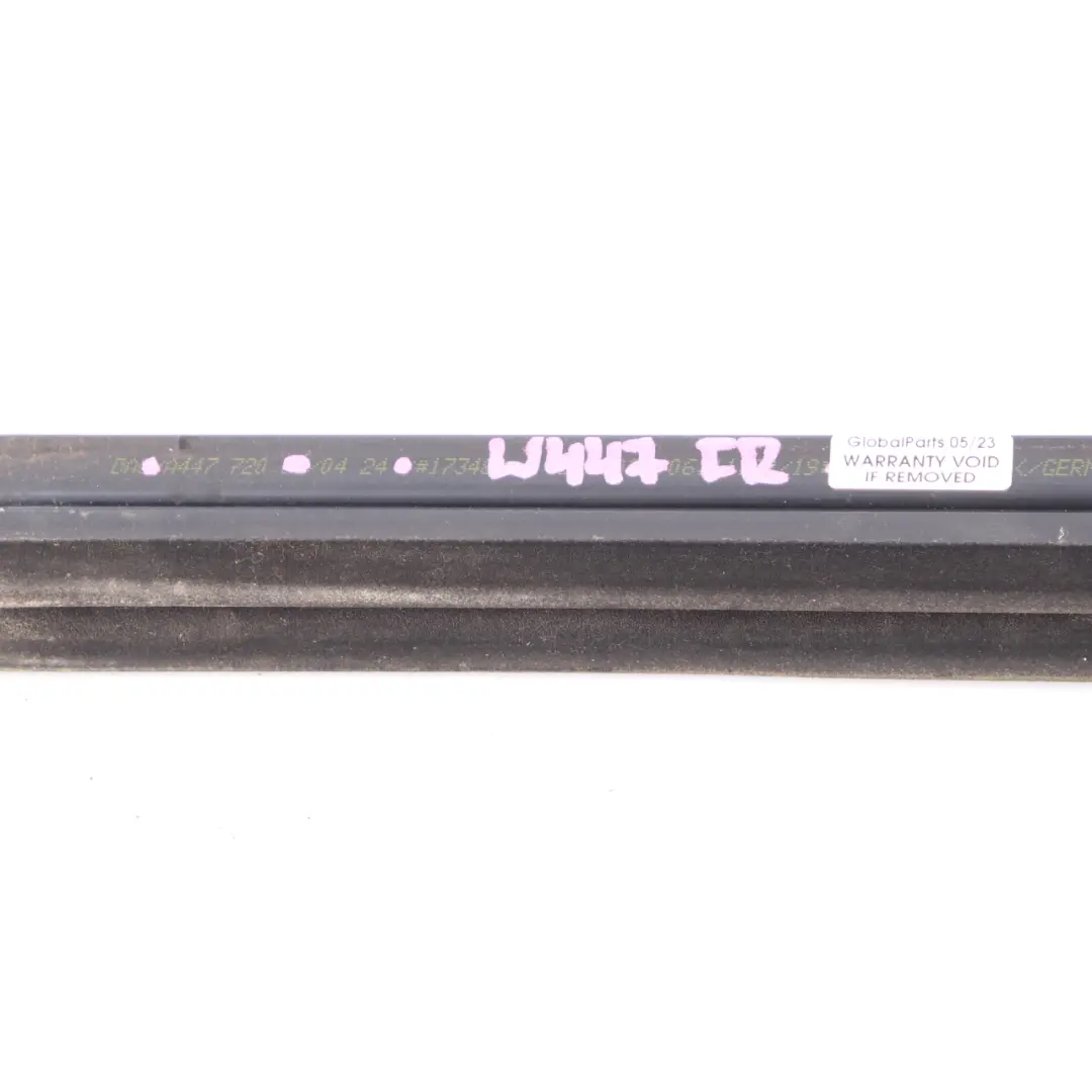 Guarnizione Finestra Porta Anteriore Destra Striscia per Mercedes W447 con numero di parte A4477200424 Mercedes W447 Guarnizione Finestra Porta Anteriore Destra Striscia - SKU A4477200424 - Numero di parte A4477200424