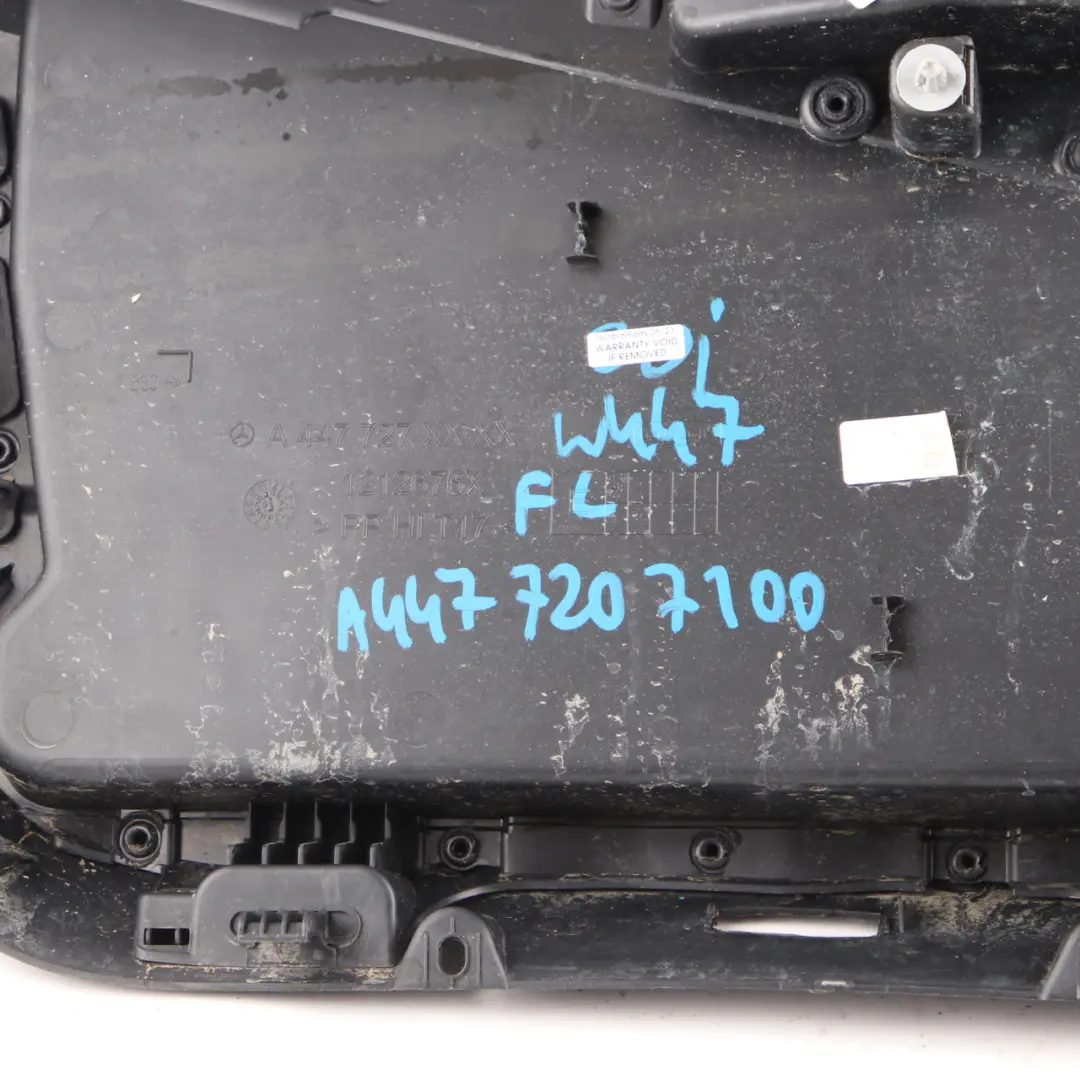 Boczek Tapicerka Drzwi Prawy Przód Przedni Czarny do Mercedes Vito W447 o numerze A4477207200 Mercedes Vito W447 Boczek Tapicerka Drzwi Prawy Przód Przedni Czarny - SKU A4477207200 - Numer Części A4477207200