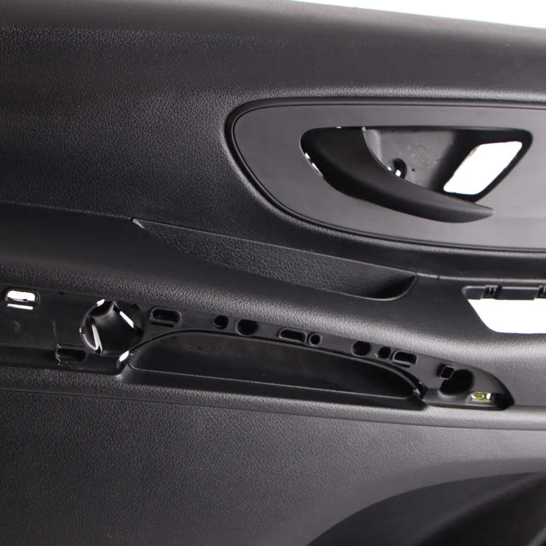 Tarjeta Puerta Delantera Izquierda Panel Recubrimiento Negro para Mercedes Vito W447 con número de pieza A4477207100 Mercedes Vito W447 Tarjeta Puerta Delantera Izquierda Panel Recubrimiento Negro - SKU A4477207100 - Número de pieza A4477207100