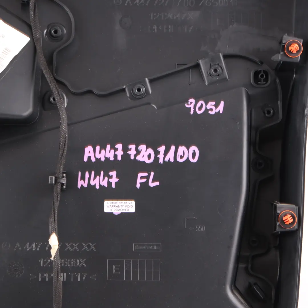 Mercedes Vito W447 Carte de Porte Avant Gauche Habillage de Panneau Noir - SKU A4477207100 - Numéro de pièce A4477207100