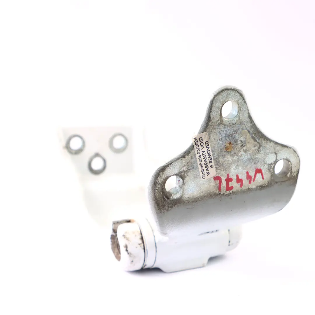 Zawias Drzwi Tylnych Lewych Zawias Dolny do Mercedes Vito W447 o numerze A4477400137 Mercedes Vito W447 Zawias Drzwi Tylnych Lewych Zawias Dolny - SKU A4477400137 - Numer Części A4477400137