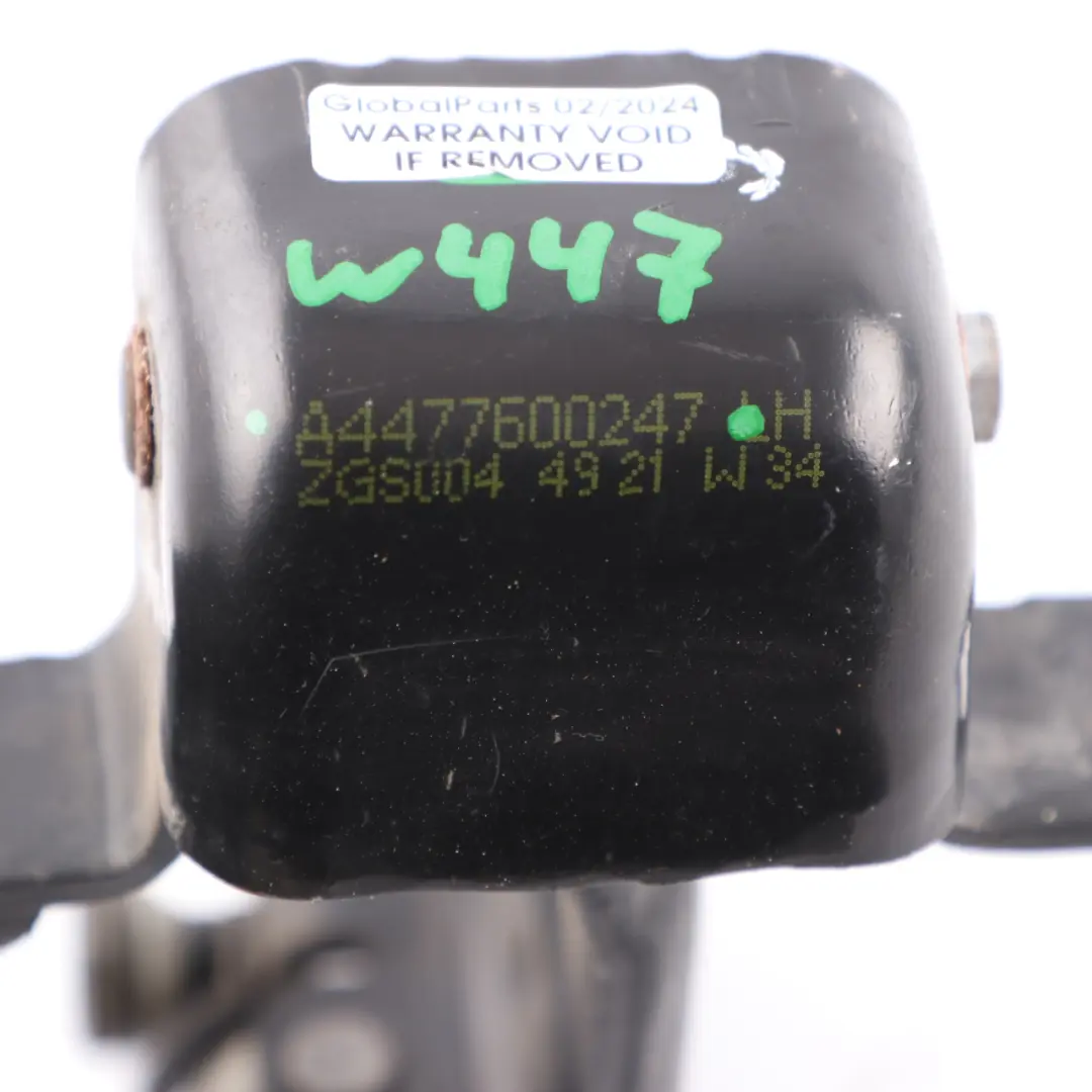 Prowadnica Rolki Zawias Drzwi Przesuwnych Środkowa Lewa do Mercedes Vito W447 o numerze A4477600247 Mercedes Vito W447 Prowadnica Rolki Zawias Drzwi Przesuwnych Środkowa Lewa - SKU A4477600247 - Numer Części A4477600247