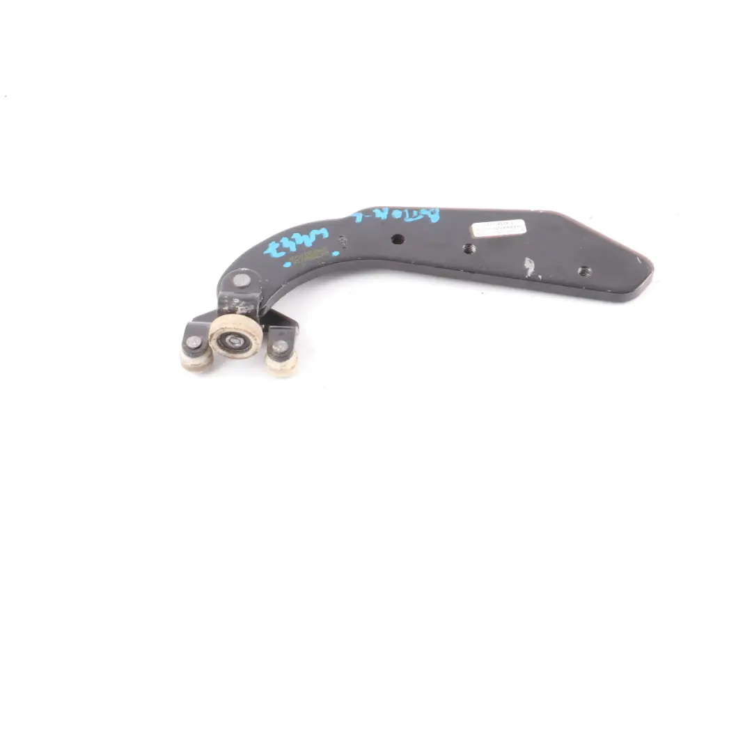 Mercedes Vito W447 Guida del rullo della porta scorrevole in basso a sinistra - SKU A4477601447 - Numero di parte A4477601447