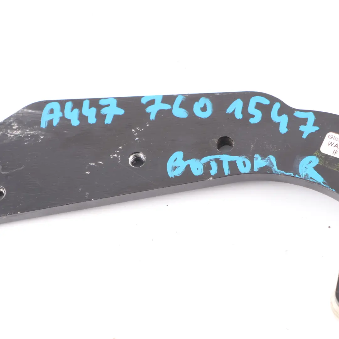 Guida del rullo della porta scorrevole in basso a destra per Mercedes Vito W447 con numero di parte A4477601447 Mercedes Vito W447 Guida del rullo della porta scorrevole in basso a destra - SKU A4477601547 - Numero di parte A4477601447