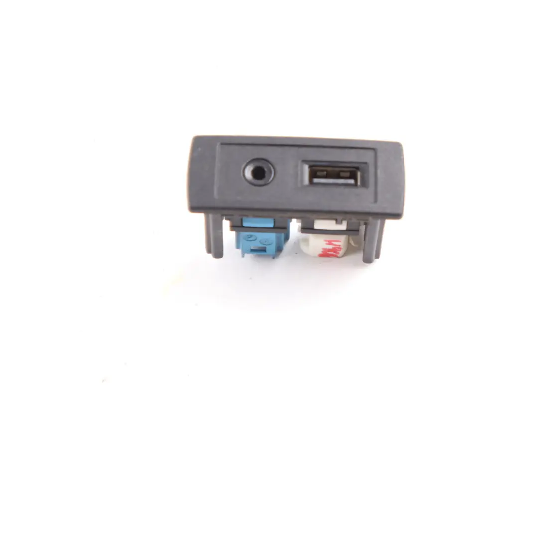 Connecteur Adaptateur Port USB AUX Prise pour Mercedes Sprinter W906 à propos du numéro de pièce A4478200087 Mercedes Sprinter W906 Connecteur Adaptateur Port USB AUX Prise - SKU A4478200087 - Numéro de pièce A4478200087