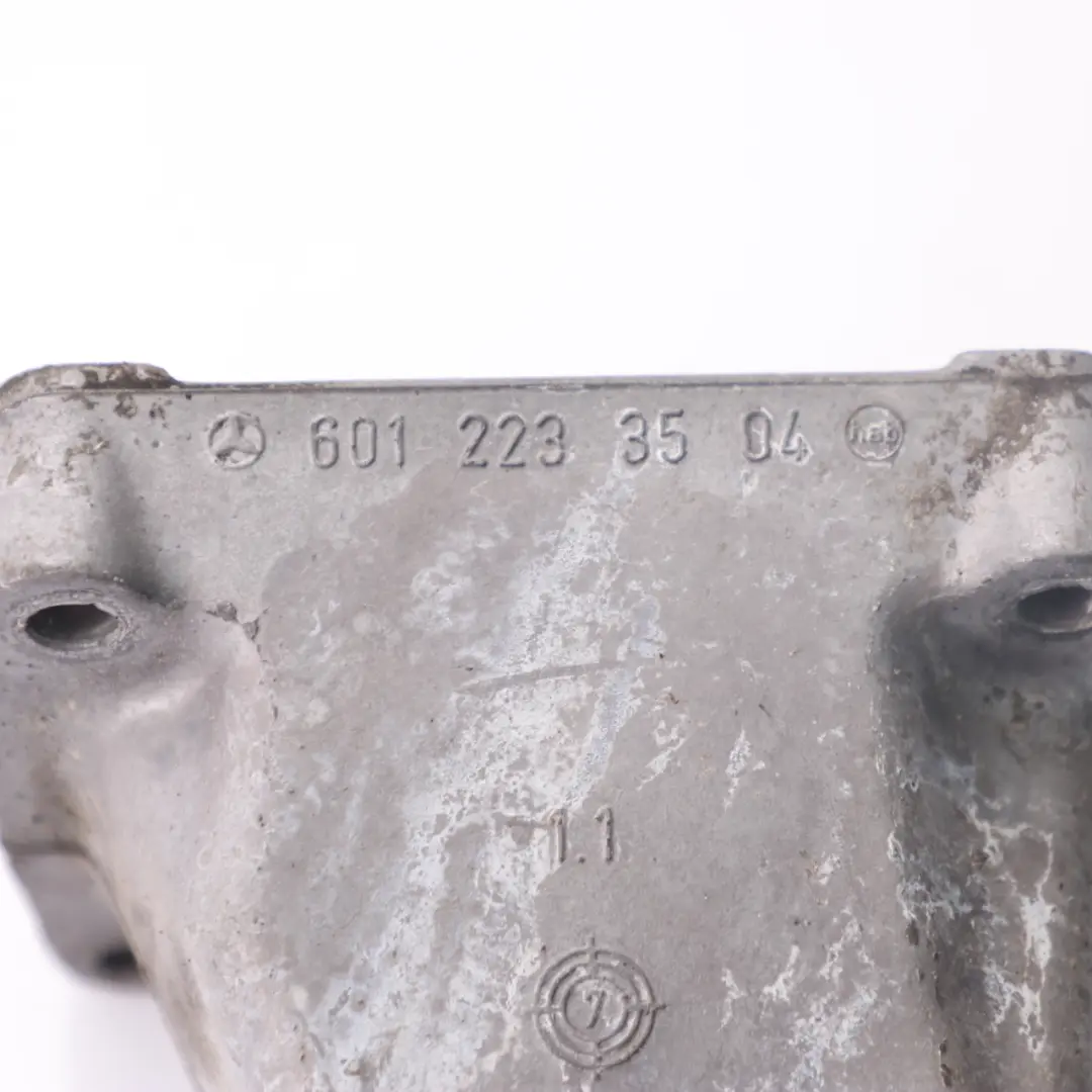 Supporto motore Mercedes W901 OM601 Supporto destro Staffa per con numero di parte A6012233504 Supporto motore Mercedes W901 OM601 Supporto destro Staffa - SKU A6012233504 - Numero di parte A6012233504