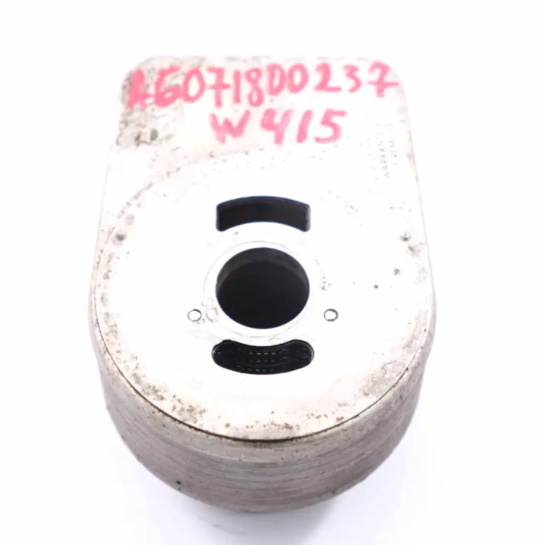 Intercambiador de calor Unidad de refrigeración aceite del motor para Mercedes W415 con número de pieza A6071800237 Mercedes W415 Intercambiador de calor Unidad de refrigeración aceite del motor - SKU A6071800237 - Número de pieza A6071800237