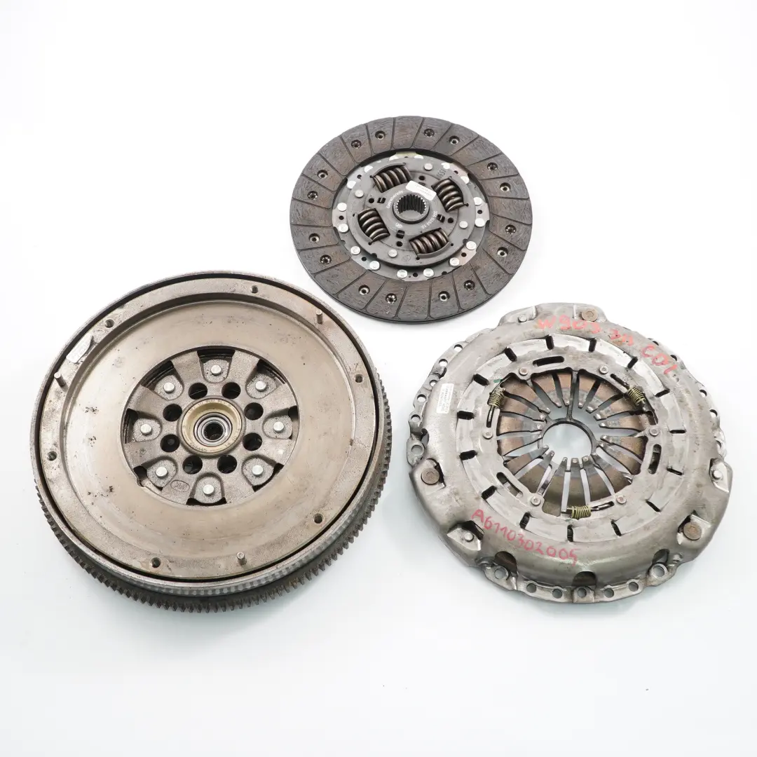 W903 OM611 Kit d'embrayage double volant moteur pour Mercedes Sprinter à propos du numéro de pièce A6110302005 Mercedes Sprinter W903 OM611 Kit d'embrayage double volant moteur - SKU A6110302005 - Numéro de pièce A6110302005