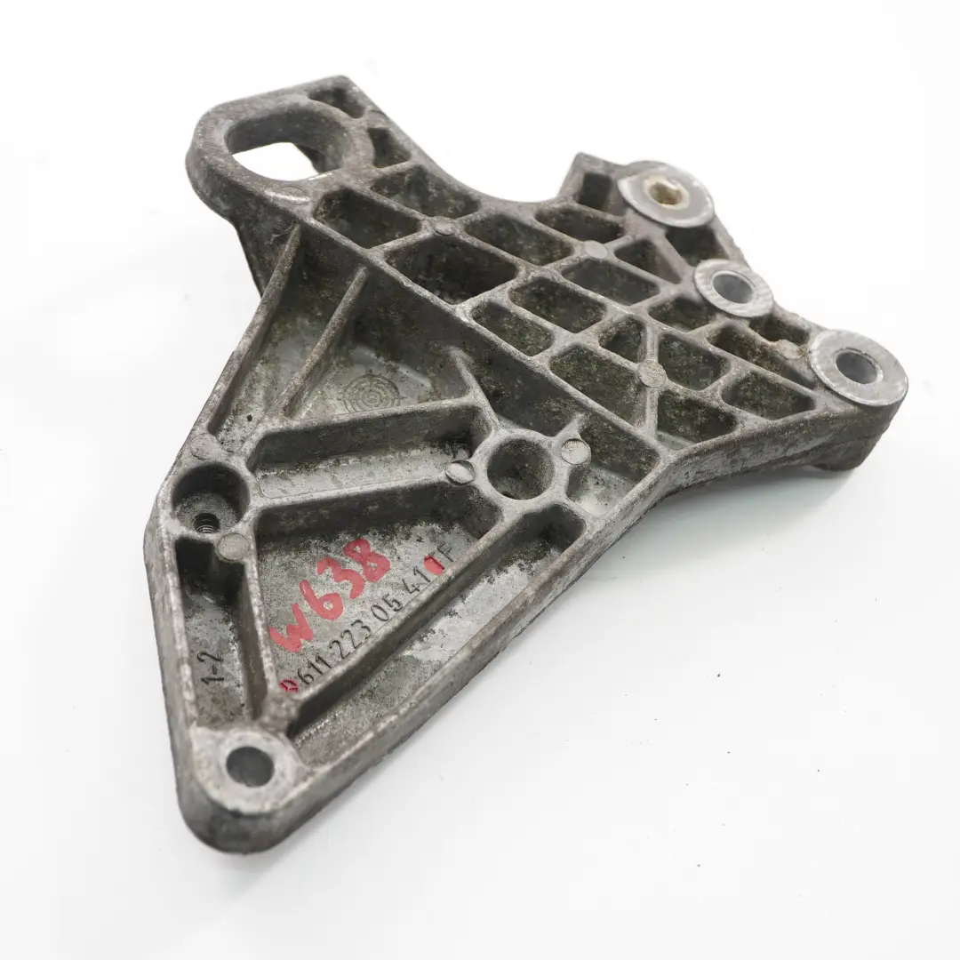 halterung Mercedes W638 W901 W905 OM611 Halterung für Motor mit Teilenummer A6112230541 Motor halterung Mercedes W638 W901 W905 OM611 Halterung - SKU A6112230541 - Teilenummer A6112230541