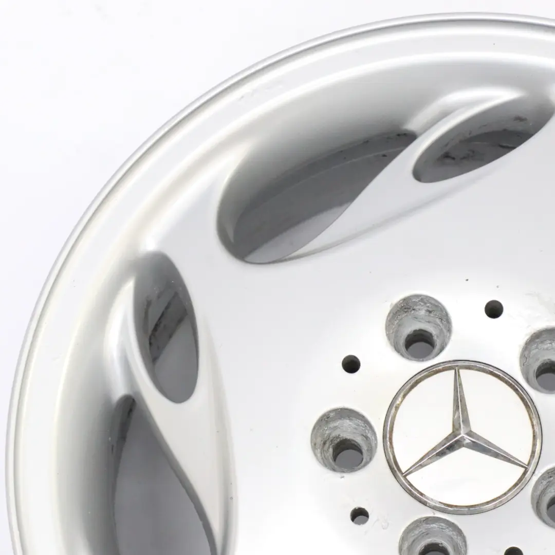 Cerchio in lega argento 16" ET:55 7J per Mercedes Vito W638 con numero di parte A6384010102 Mercedes Vito W638 Cerchio in lega argento 16" ET:55 7J - SKU A6384010102-1 - Numero di parte A6384010102