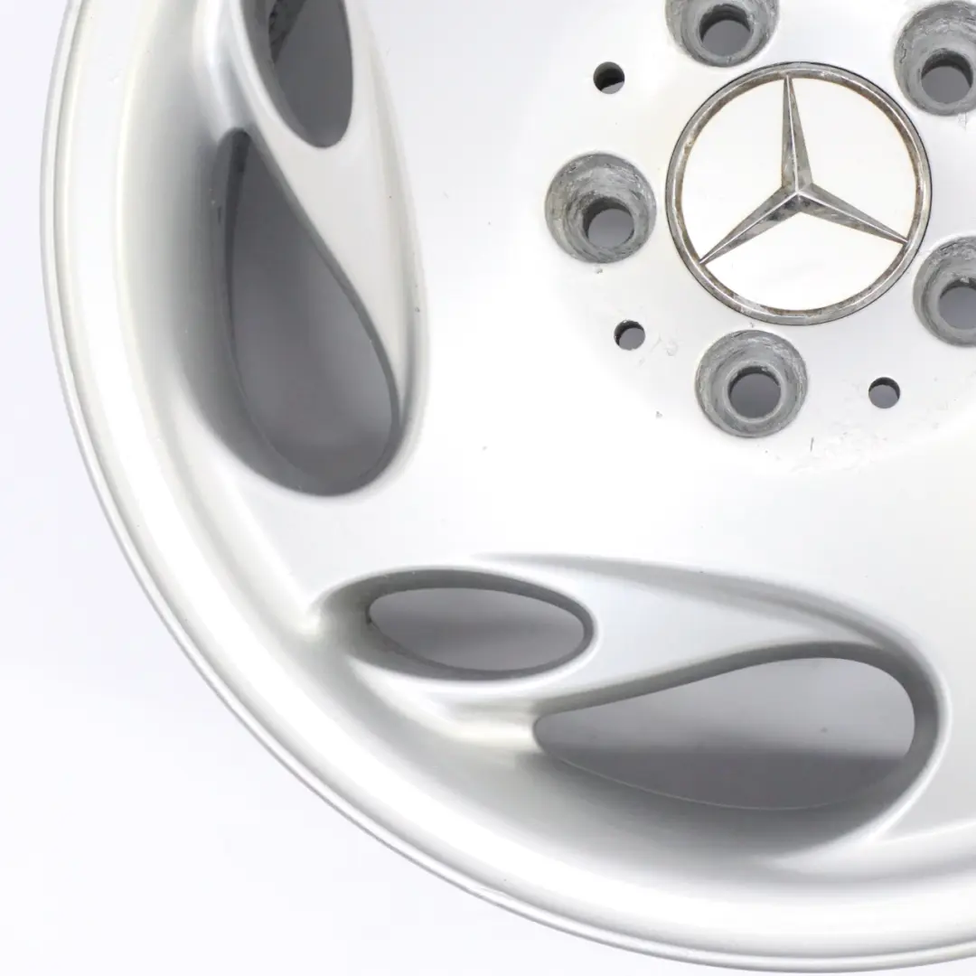 Cerchio in lega argento 16" ET:55 7J per Mercedes Vito W638 con numero di parte A6384010102 Mercedes Vito W638 Cerchio in lega argento 16" ET:55 7J - SKU A6384010102-1 - Numero di parte A6384010102