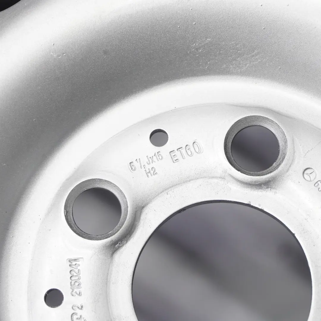 Silberne Stahl felge 15" ET:60 5,5J für Mercedes Vito W638 mit Teilenummer A6384011501 Mercedes Vito W638 Silberne Stahl felge 15" ET:60 5,5J - SKU A6384011501 - Teilenummer A6384011501