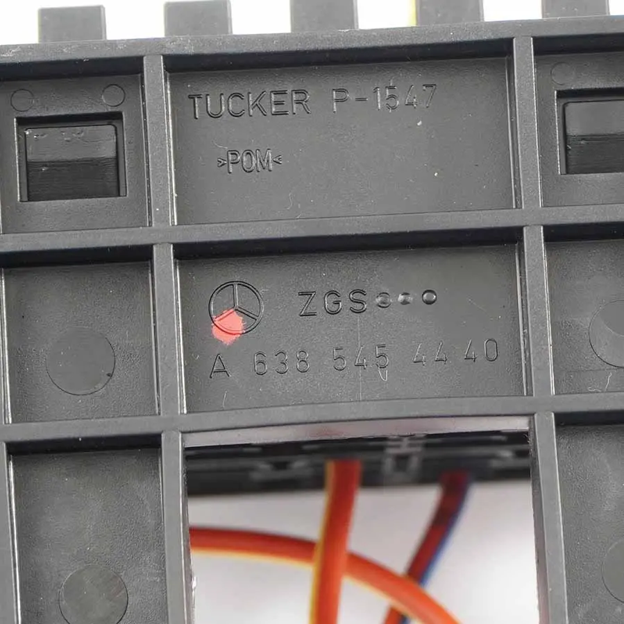 Terminal Batería Fusibles Unidad Control Módulo para Mercedes W639 W906 con número de pieza A6385454440 Mercedes W639 W906 Terminal Batería Fusibles Unidad Control Módulo - SKU A6385454440 - Número de pieza A6385454440