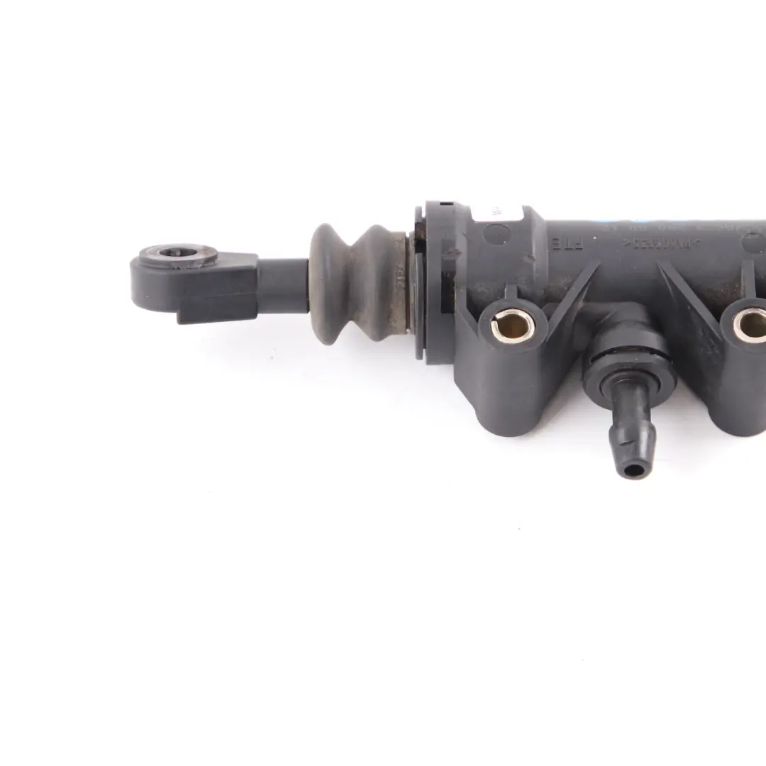 Clutch Master Cylinder A6392900012 to Mercedes Vito Viano W639 with Part number A6392900112 Mercedes Vito Viano W639 Clutch Master Cylinder A6392900012 - SKU A6392900112 - Part number A6392900112