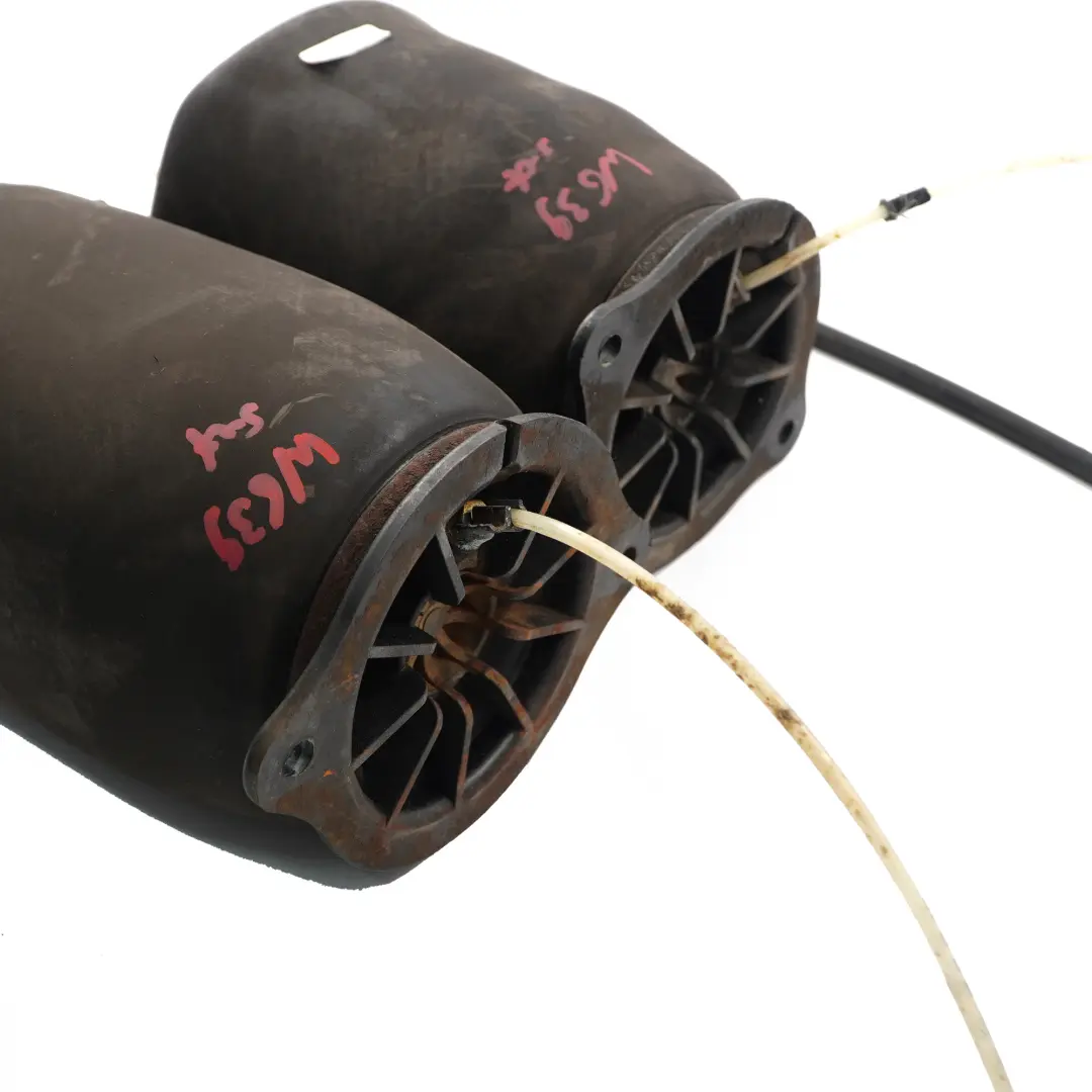 Jeu soufflets d'air pour suspension pneumatique Tuyau gauche droit pour Mercedes W639 à propos du numéro de pièce A6393280101 Mercedes W639 Jeu soufflets d'air pour suspension pneumatique Tuyau gauche droit - SKU A6393280101 - Numéro de pièce A6393280101