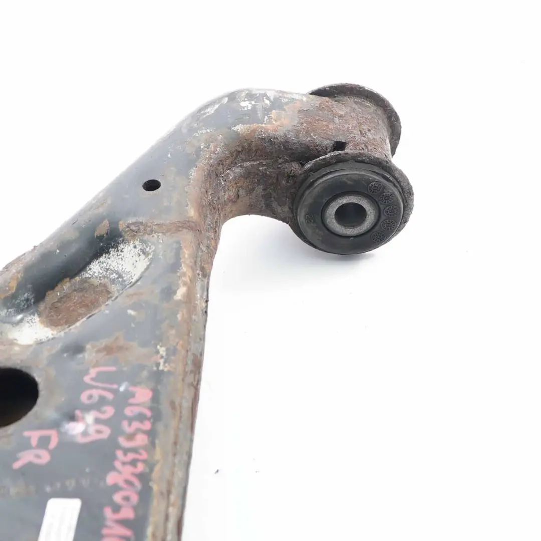 brazo control delantero derecho inferior Wishbone conjunta para Mercedes Vito W639 con número de pieza A6393300910 Mercedes Vito W639 brazo control delantero derecho inferior Wishbone conjunta - SKU A6393300910-1 - Número de pieza A6393300910