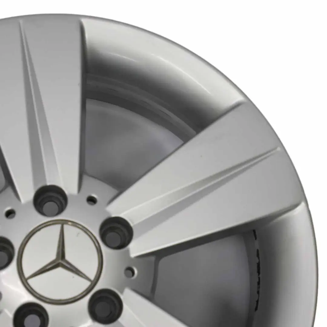 Jante Mercedes W639 en alliage argenté 17" 7J ET:56 pour à propos du numéro de pièce A6394012402 Jante Mercedes W639 en alliage argenté 17" 7J ET:56 - SKU A6394012402-1 - Numéro de pièce A6394012402