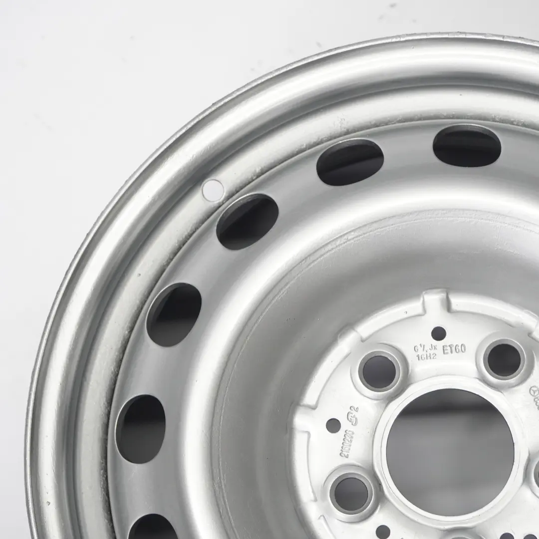 Llanta de acero plateada 16" 6,5J ET:60 para Mercedes Vito Viano W639 con número de pieza A6394012902 Mercedes Vito Viano W639 Llanta de acero plateada 16" 6,5J ET:60 - SKU A6394012902-1 - Número de pieza A6394012902